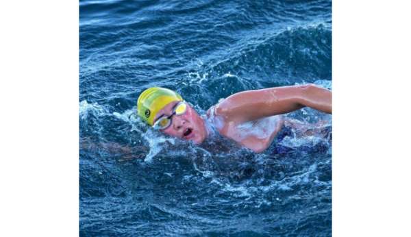 Bodrumlu yüzücü Türkoğlu, karanlık sularda kulaç atıyor