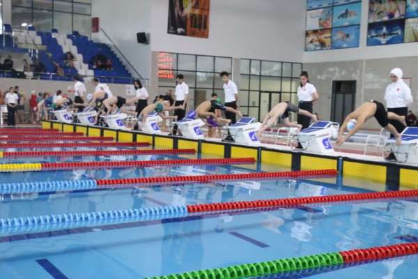 Sivas'ta yüzme grup yarışları yapıldı