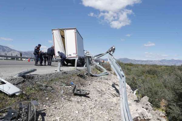 Antalya'da feci kazada 1 kişi hayatını kaybetti, 2 kişi yaralandı