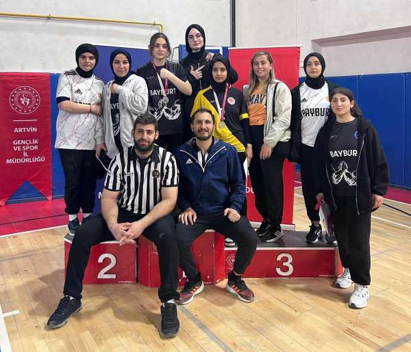 Bayburt'un bileği bükülmeyen kızları bilek güreşinde finale kaldı