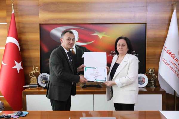 Binlerce bebeğin doğumunda yardımcı olan ebeye Sağlık Bakanlığı'ndan teşekkür belgesi