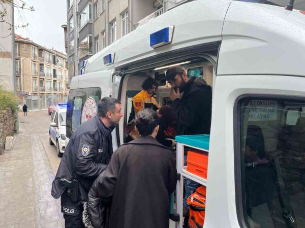 Sinir krizi geçiren kadın camı yumruklayarak yaralandı