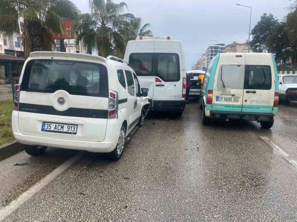 Antalya'da 4 araçlı zincirleme kaza: Araçta sıkışan yolcu itfaiye ekiplerince çıkartıldı
