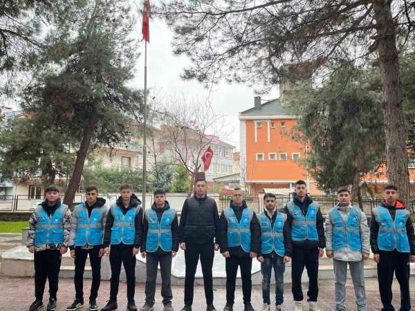 Bursa'da öğrencilerden şehit kabirlerine bayram temizliği