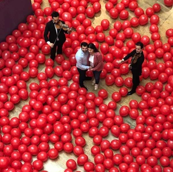 Eşinden, Elmira Namazova'ya 10 bin balonla evlilik yıl dönümü kutlaması 
