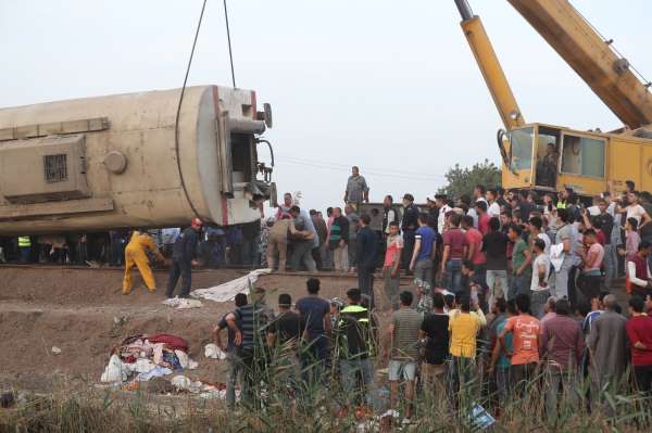 Mısır'daki tren kazasıyla ilgili 4 demiryolu çalışanı hakkında gözaltı kararı