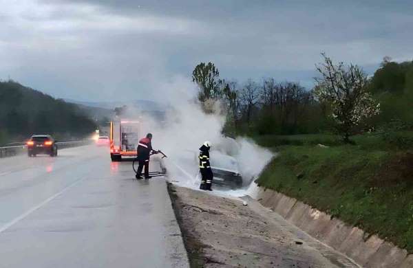 Samsun'da seyir halindeki otomobilde yangın: 4 yaralı