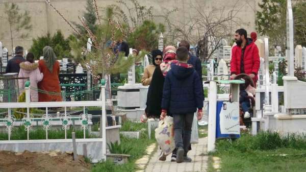 Van'da Arefe günü şehitlik ve mezarlıklar doldu taştı