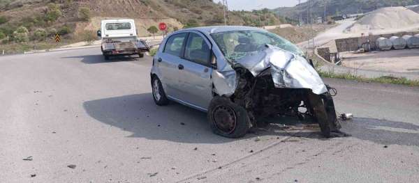 Amasya'da kaza yapan otomobilde can verdi