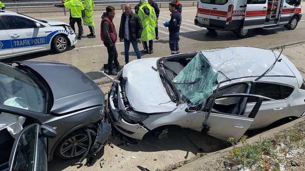 Isparta'da kazaya müdahale eden ambulans ve polis aracına başka bir otomobil çarptı: 10 yaralı