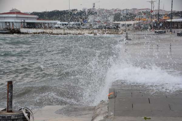 Sinop'ta beklenen fırtına etkili olmaya başladı