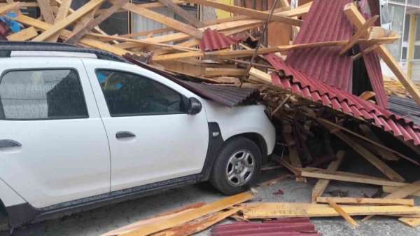 Suluova'da fırtına çatıları uçurdu, vatandaşlar deprem sandı
