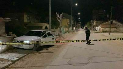 Bıçaklandıktan sonra aracıyla hastaneye giderken kaza yaptı: 1 ölü