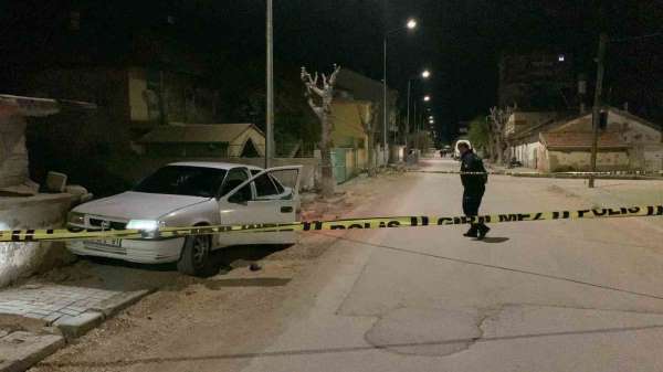 Bıçaklandıktan sonra aracıyla hastaneye giderken kaza yaptı: 1 ölü