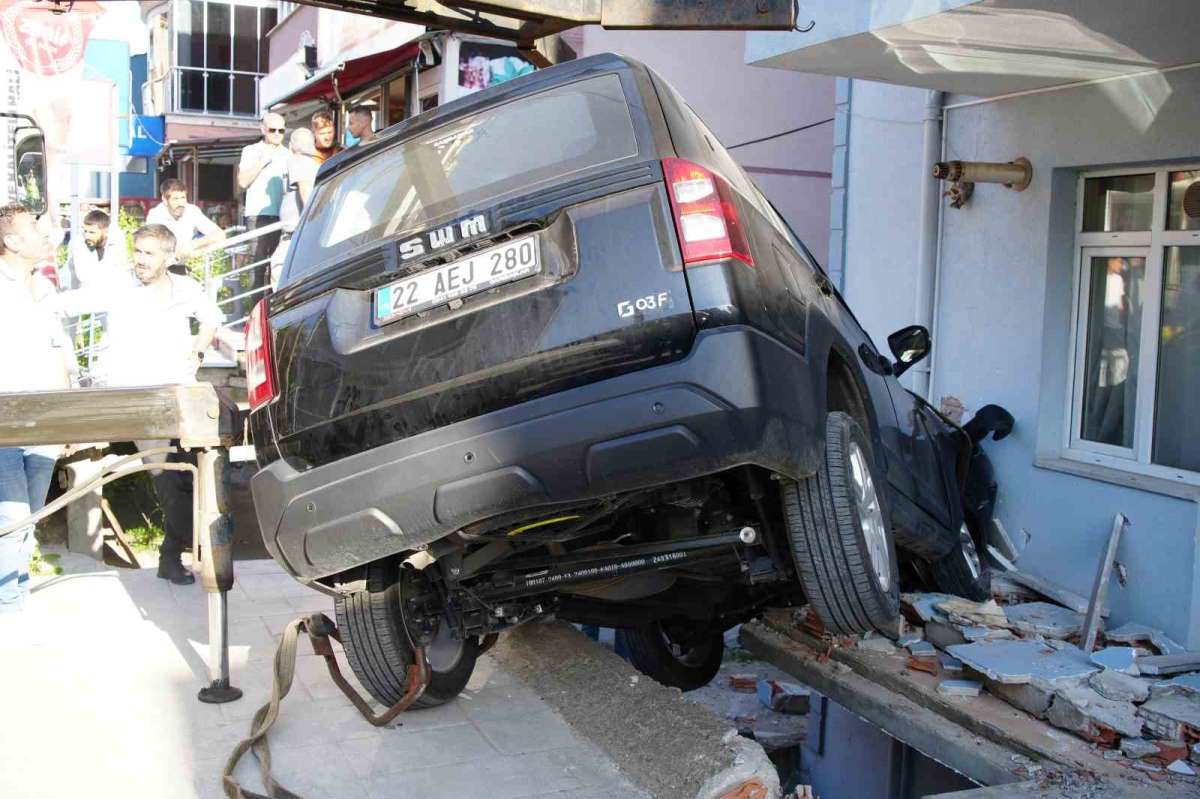 Edirne'de iş yerine ve apartmana çarpan cip askıda kaldı: Kaza anı kamerada