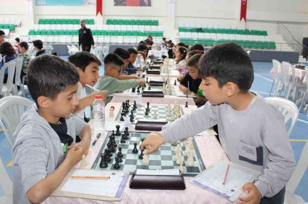 Elazığ'da satranç turnuvası büyük ilgi gördü
