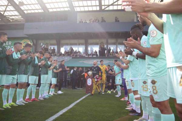 Esenler Erokspor, Süper Lig'e yükselen Kocaelispor'u alkış ve çiçekle karşıladı
