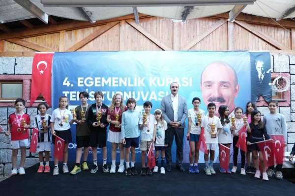 Şampiyon çocukların ödülleri başkan Kotan'dan