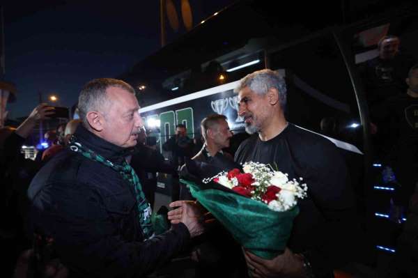 Şampiyon Kocaelispor'u protokol ve taraftar karşıladı