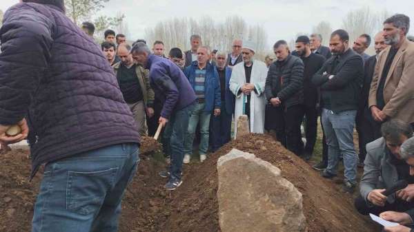 Van'daki trafik kazasında hayatını kaybeden baba ve iki kızı yan yana toprağa verildi