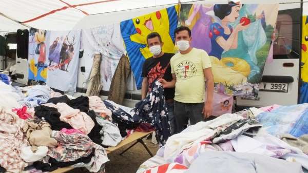 Burhaniye'de giyim pazarları açıldı, esnafın yüzü güldü 