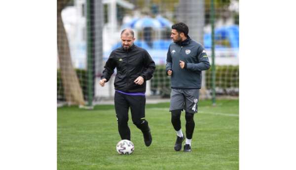 Bursaspor'da 6 futbolcu ve Teknik Direktör Mustafa Er kongreyi bekliyor