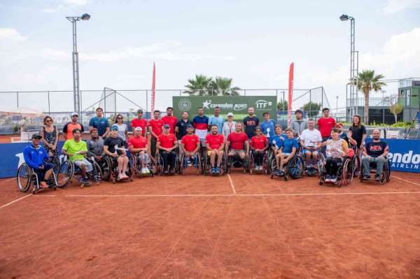 85 tekerlekli sandalye tenisçisi Antalya'da kıyasıya mücadele etti