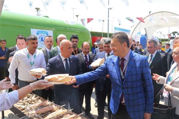 Türk balıkları 'gardaş' sofrasında: Bakü'de balık-ekmek şenliği