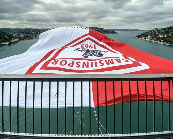 Şampiyon Samsunspor'un bayrağı İstanbul Boğazı'na asıldı