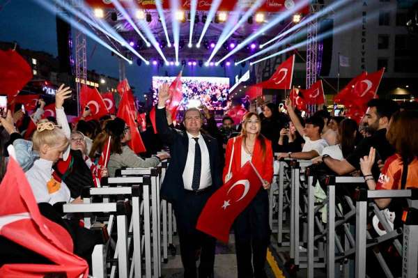 Gaziosmanpaşa'da 19 Mayıs Atatürk'ü Anma Gençlik ve Spor Bayramı, Emre Aydın konseri ile kutlandı