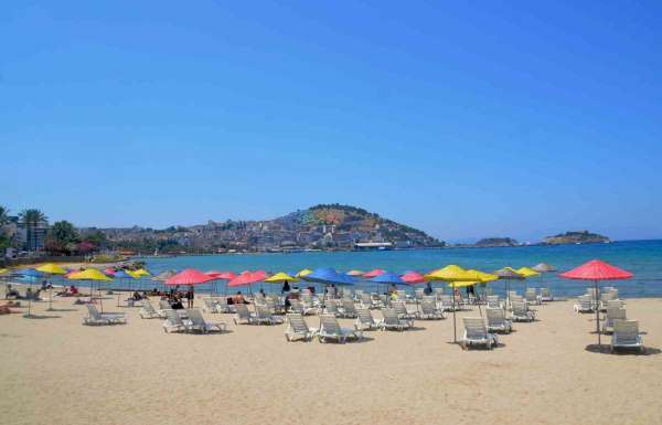 Kuşadası'nın halk plajlarında şemsiye ve şezlonglar artık ücretsiz