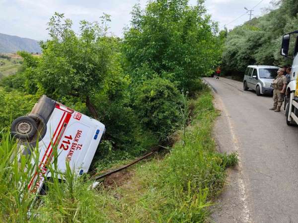 Siirt'te akrep sokması vakasına giden ambulans kaza yaptı