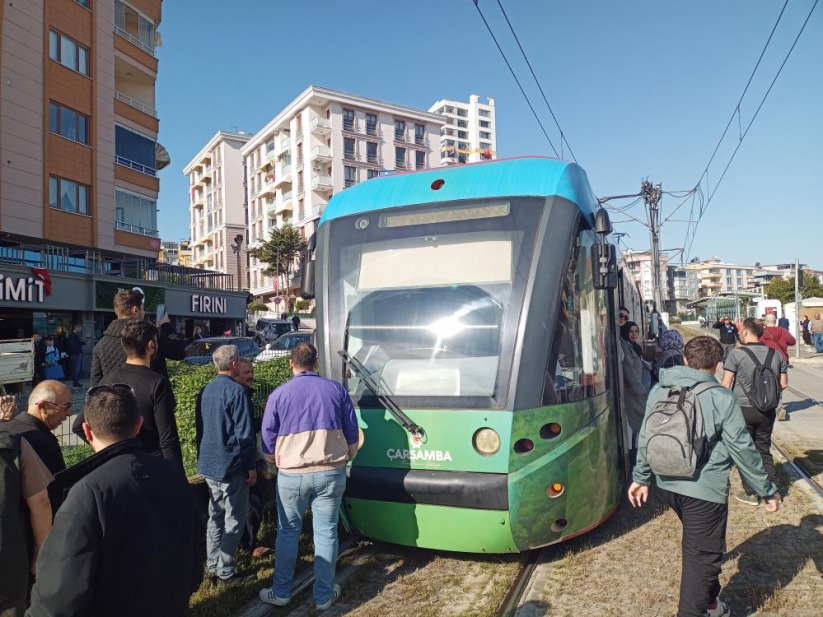 Samsun'da kırmızı ışık ihlali yapan otomobil tramvay ile çarpıştı