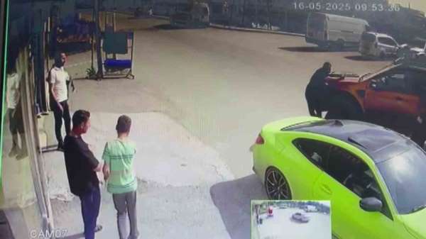 Adana'da şaka kazaya dönüştü: Kamyonetin çarpmasıyla ayağı kırıldı, telefonu bırakmadı