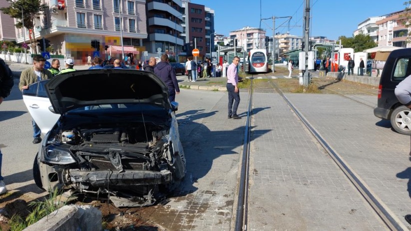 Samsun'da kırmızı ışık ihlali yapan otomobil tramvay ile çarpıştı
