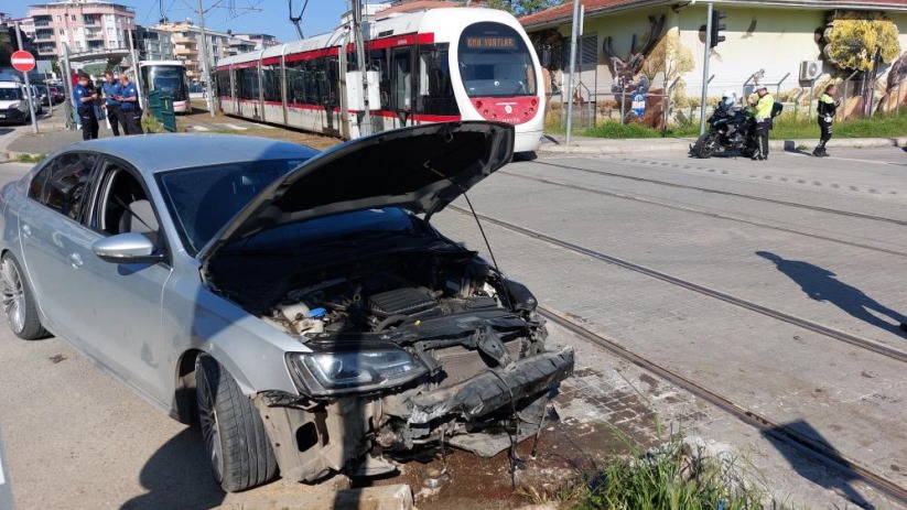 Samsun'da kırmızı ışık ihlali yapan otomobil tramvay ile çarpıştı