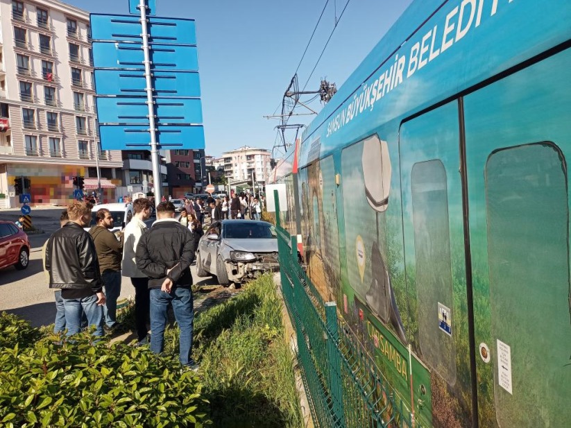 Samsun'da kırmızı ışık ihlali yapan otomobil tramvay ile çarpıştı