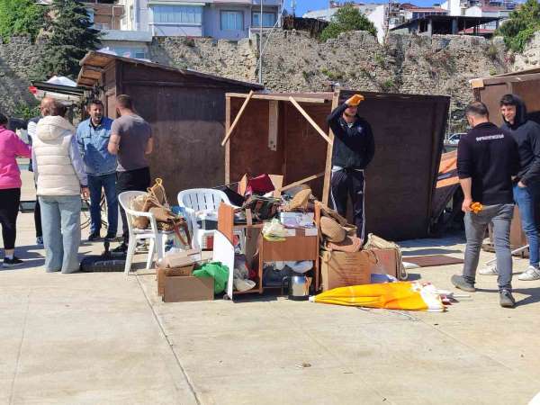 Sinop'ta şiddetli rüzgar seyyar tezgahları yıktı