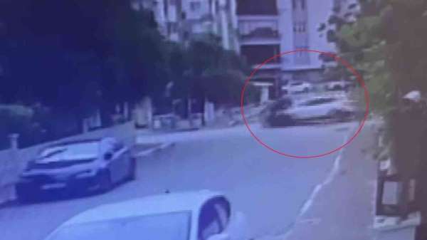 Antalya'da 2 polis memurunun yaralandığı kaza anı kameraya yansıdı
