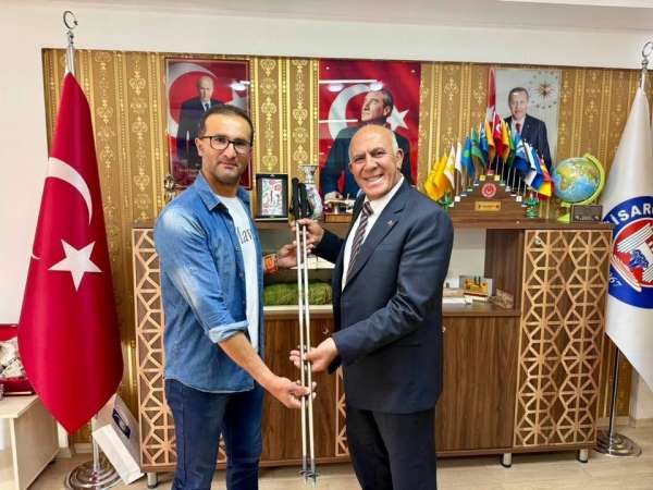 Belediye Başkanı Demirtaş, başarılı sporcu zabıta memurunu tebrik etti