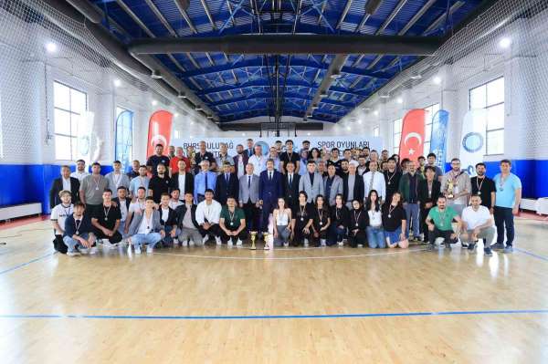 BUÜ Spor Oyunları'nda şampiyonlar kürsüye çıktı