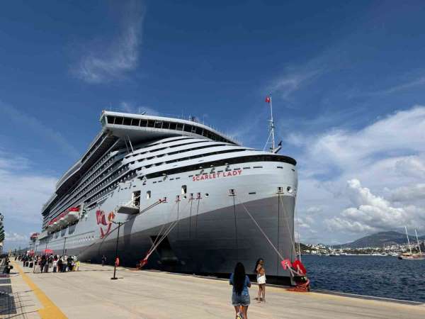 Dev kruvaziyer gemiler, 2 bin 636 turistle Bodrum'a geldi