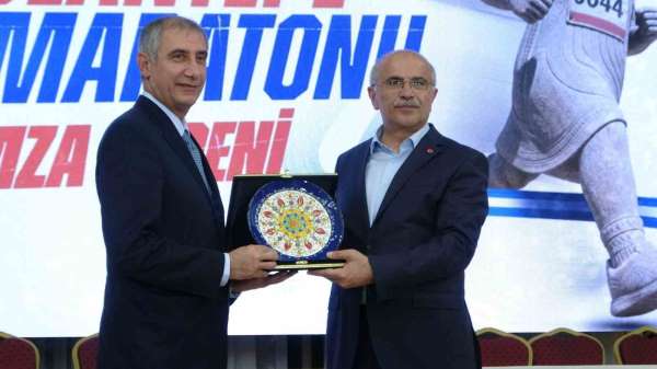 Malatya'da spor emekçileri onurlandırıldı, Arslantepe Yarı Maratonu'nun imzaları atıldı