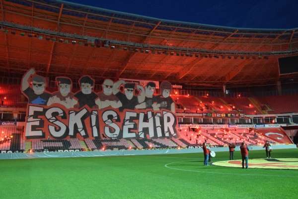 Eskişehirspor taraftarından maskeli kareografi 