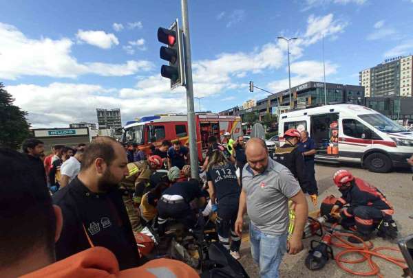 Ankara'da motokurye ile iki aracın karıştığı kazada 1'i ağır 3 yaralı