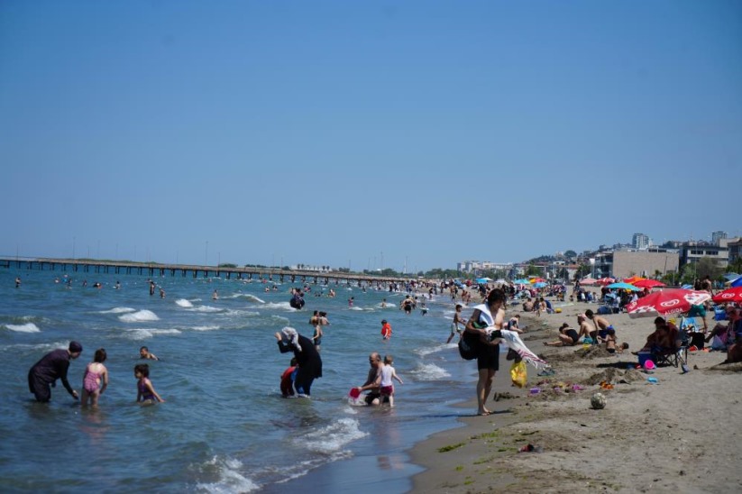 Samsun'da denize giren üşüyor, girmeyen ise terliyor