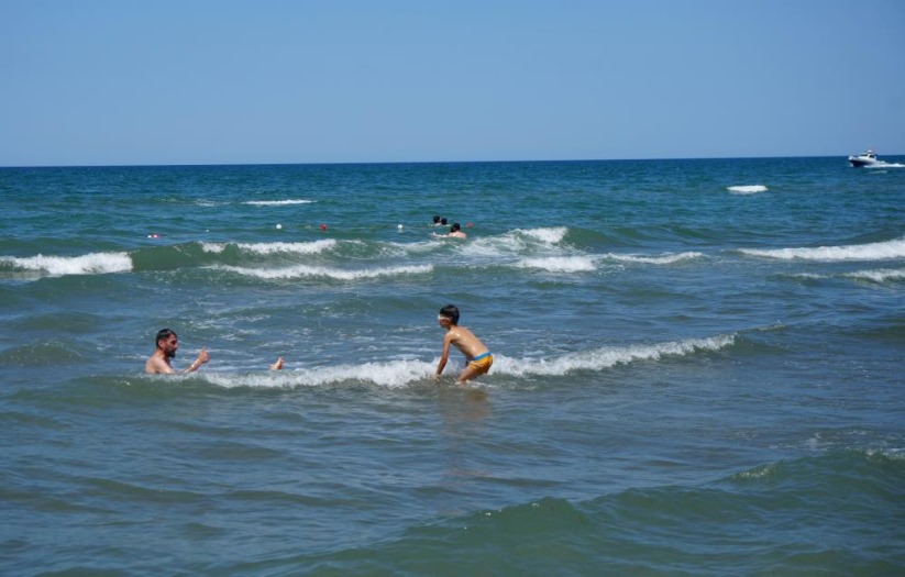 Samsun'da denize giren üşüyor, girmeyen ise terliyor