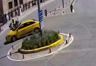 Amasya'da motosikletli polis ile ticari taksi çarpıştı: Kaza anı kamerada