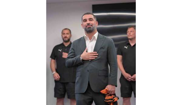Arda Turan, yeni takımı Shakhtar Donetsk'te futbolcularla tanıştı