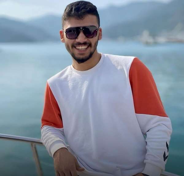 Arkadaşının evinde bıçaklanmış halde ölü bulundu